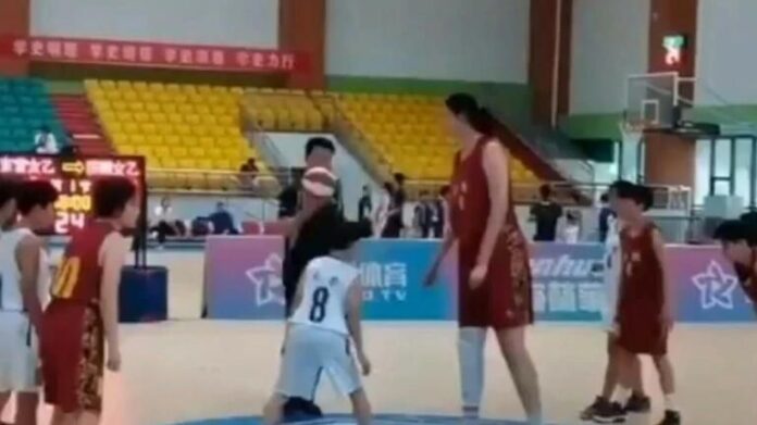 14χρονη αθλήτρια μπάσκετ με ύψος... 2.27 μέτρα