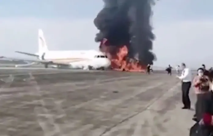 Αεροπλάνο βγήκε από τον διάδρομο και έπιασε φωτιά