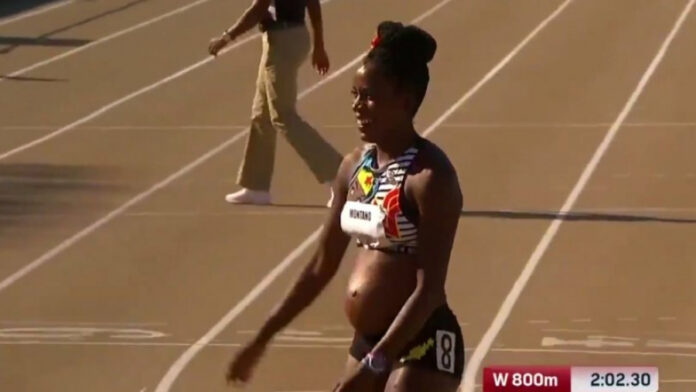 Έτρεξε σε αγώνα 800 μέτρων παρά την εγκυμοσύνη της! (ΒΙΝΤΕΟ)