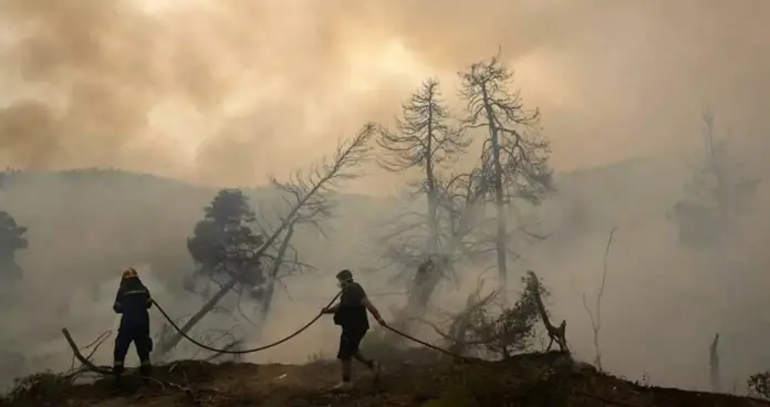 Μαίνεται η μάχη με τις φλόγες στο Δάσος της Δαδιάς