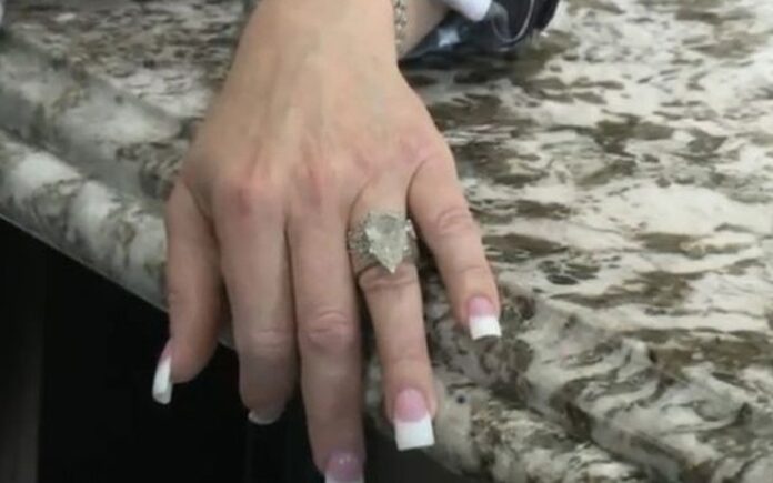 Έψαξε σε 7 τόνους σκουπίδια για να βρει το δαχτυλίδι του γάμου της!