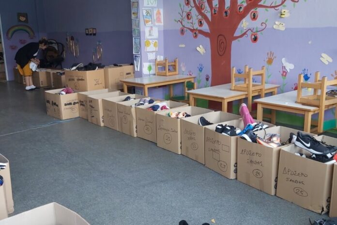 Δώρισαν ρούχα και παπούτσια σε οικογένειες στο Δροσερό