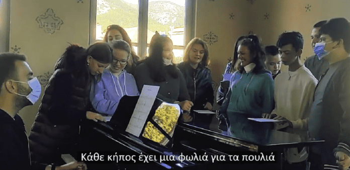 Συγκίνηση: Τα παιδιά του ΕΕΕΕΚ τραγουδούν στο σπίτι του Χατζιδάκι