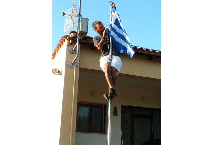 Μέση Ροδόπης: Σκαρφάλωσε για να ανεβάσει την ελληνική σημαία