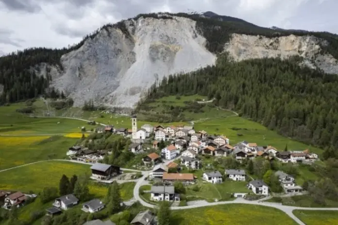 Εκκενώνεται χωριό στις Άλπεις – Απειλείται από κατολίσθηση