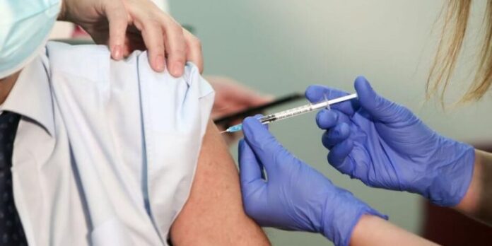 Υποχρεωτικός εμβολιασμός: Τι προβλέπεται για όσους δεν εμβολιαστούν