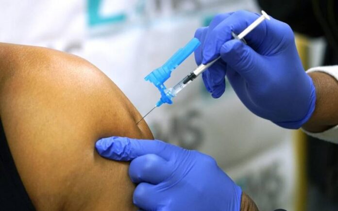Κορονοϊός: Απαντήσεις Μόσιαλου για την ανοσοπροστασία του εμβολίου