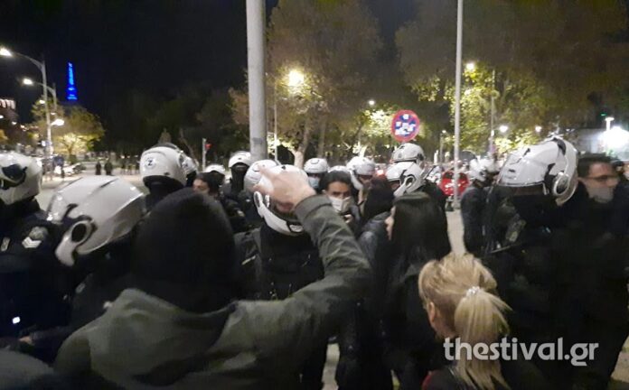 ΠΡΙΝ ΛΙΓΟ στη Θεσσαλονίκη: Ένταση μεταξύ διαδηλωτών κατά του lockdown και αστυνομικών