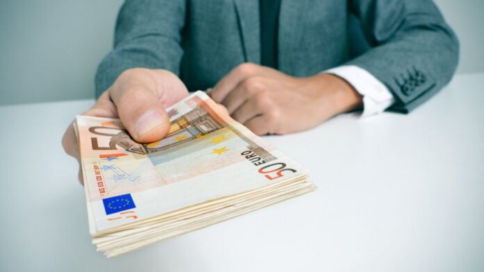 Επίδομα 534 ευρώ: Αυξάνονται οι δικαιούχοι – Ποιοι θα κάνουν αίτηση & πώς