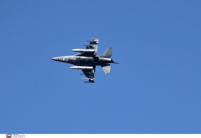 Η συγκινητική στιγμή που το F-16 «Ζευς» κάνει επίδειξη με τον Εθνικό ύμνο