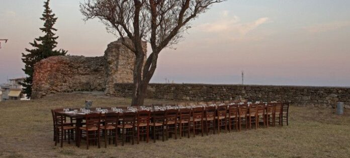 Θράκη: Εστησαν βυζαντινό δείπνο με πιάτα του 1700 πάνω σε ξύλινη πόρτα από την Καππαδοκία