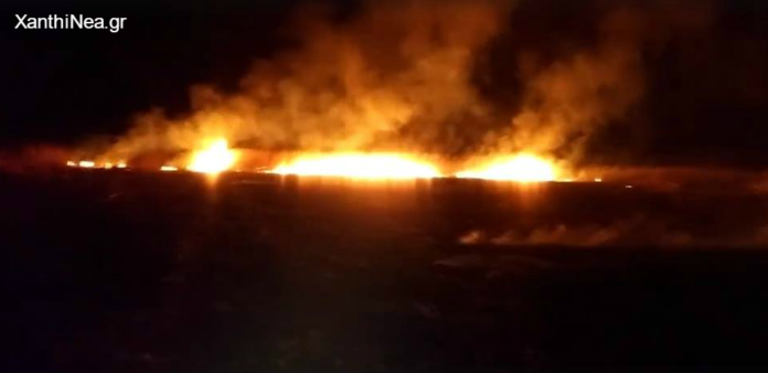 Μεγάλη πυρκαγιά σε καλαμιές στη Λίμνη Βιστωνίδα - Συναγερμός στην Πυροσβεστική  (+ΒΙΝΤΕΟ)