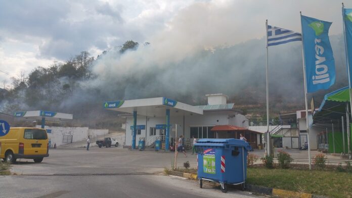 Πυρκαγιά στον Εχίνο Ξάνθης - Εξαπλώθηκε γρήγορα και απείλησε βενζινάδικο στο χωριό (+ΦΩΤΟ)
