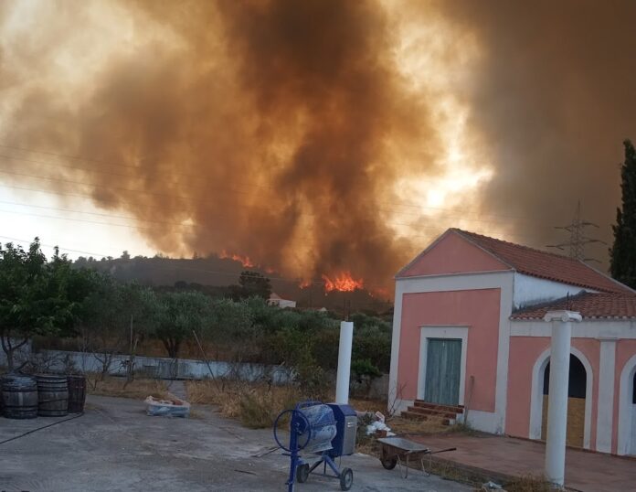 Φωτιά στη Ρόδο: Παραδομένο στις φλόγες το νησί