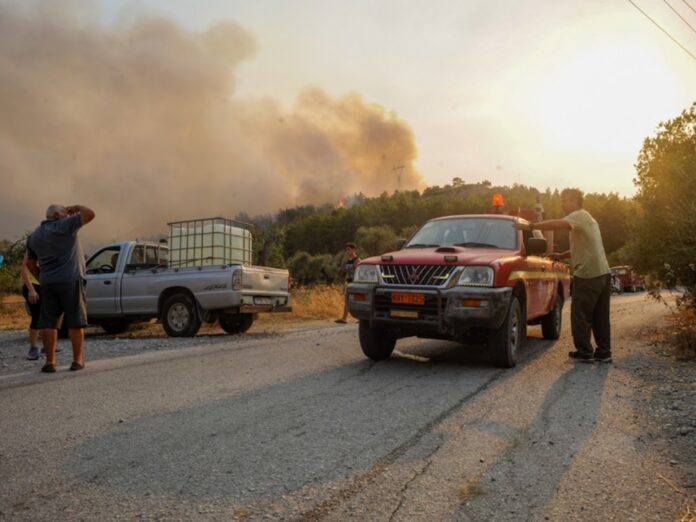 Φωτιά στη Ρόδο: Μαίνεται για δεύτερη μέρα – Εκκενώθηκαν οικισμοί