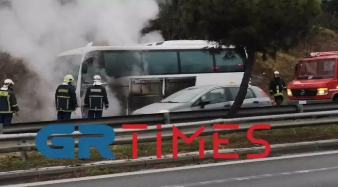 Θεσσαλονίκη: Φωτιά σε σχολικό λεωφορείο