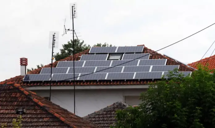 Φωτοβολταϊκά στη στέγη: Πότε ξεκινούν οι αιτήσεις – Δικαιούχοι και ποσά