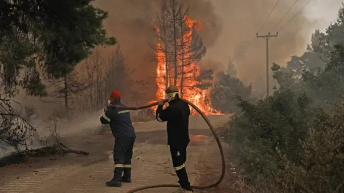 Πάνω από 1.000 πυροσβέστες στη μάχη με τις φλόγες