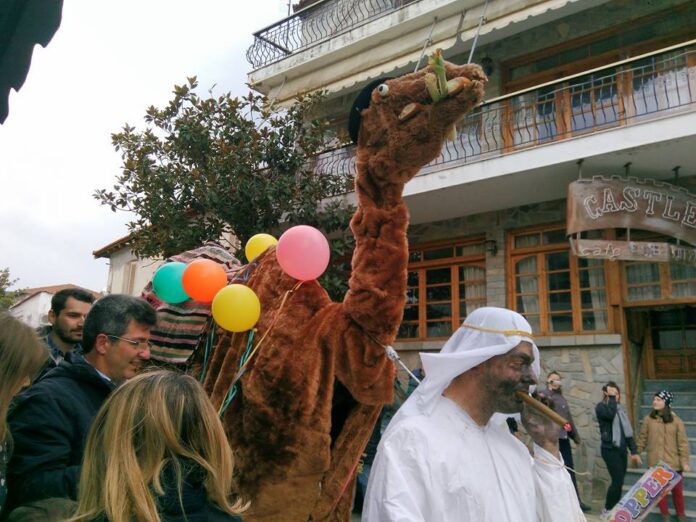 Έσκασε... μύτη η καμήλα στην Σταυρούπολη - Αναβίωσε το έθιμο την Καθαρά Δευτέρα (+ΦΩΤΟ)