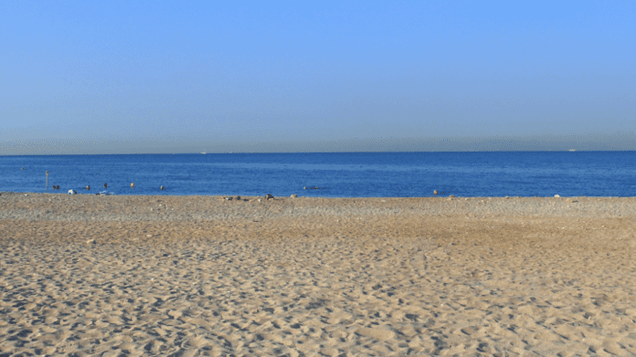 Οι μισές παραλίες με άμμο στην Ελλάδα κινδυνεύουν με εξαφάνιση