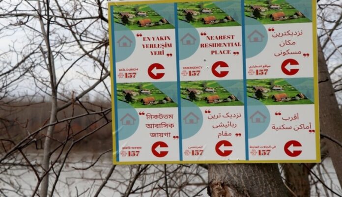 Σύνορα: Οι Τούρκοι καθοδηγούν μετανάστες με πινακίδες σε 6 γλώσσες!