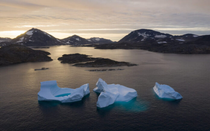 Η Γροιλανδία λιώνει – SOS για τις υψηλότερες θερμοκρασίες των τελευταίων 1.000 ετών