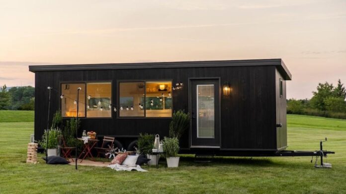 Η IKEA έφτιαξε το πρώτο της μικροσκοπικό βιώσιμο σπίτι και μπορείς να το πας όπου θες