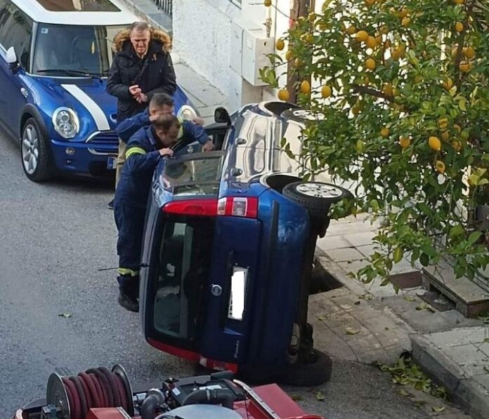 Βόλος: Ηλικιωμένη οδηγός επιχείρησε να παρκάρει και τούμπαρε το αυτοκίνητο