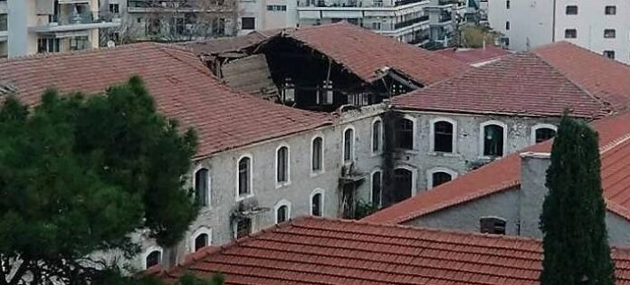 Κατέρρευσε η στέγη εμβληματικού κτιρίου της Ξάνθης [Εικόνες]
