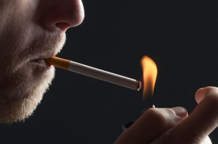 Ελλάδα: Οι καπνιστές μειώνονται