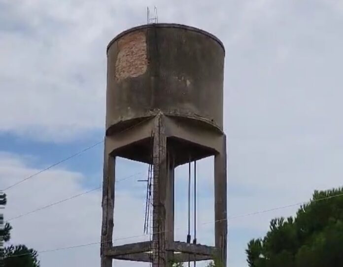 Κατεδαφίστηκε ο παλιός υδατόπυργος στα Μάγγανα
