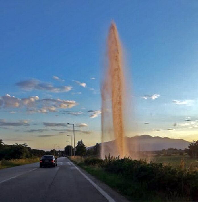 Καβάλα: Τεράστιος πίδακας νερού από σπασμένο αγωγό (ΦΩΤΟ)