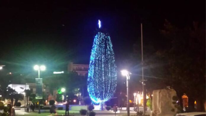 Καβάλα: Άναψαν το χριστουγεννιάτικο δέντρο στην κεντρική πλατεία - «Με το στόμα ανοιχτό» οι περαστικοί