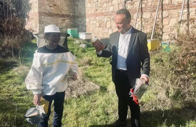Διδυμότειχο: Με τον νεότερο μελισσοκόμο της χώρας συναντήθηκε ο Κελέτσης