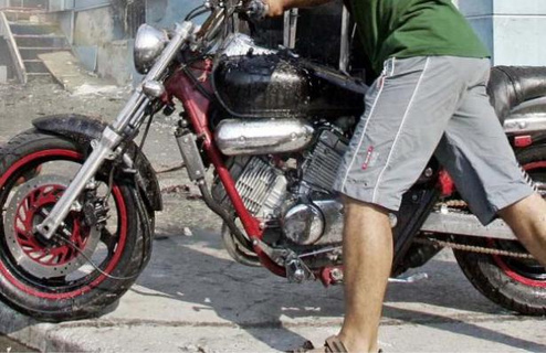 26χρονος έκλεψε μοτοσικλέτα μέσα από αυλή σπιτιού στο Χρυσοχώρι