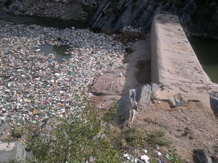 «Σκουπιδότοπος» ο Κόσυνθος στην ορεινή Ξάνθη – Πλημμύρισε από σκουπίδια (+ΦΩΤΟ)