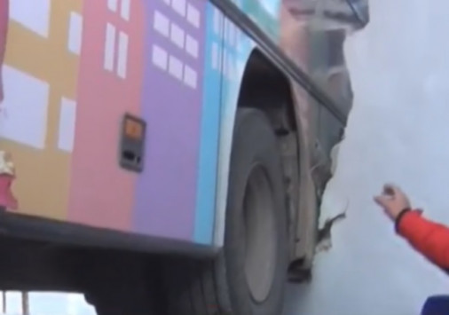 Απίστευτες εικόνες από το ακυβέρνητο λεωφορείο που έπεσε πάνω σε μαθητές στην ορεινή Ξάνθη
