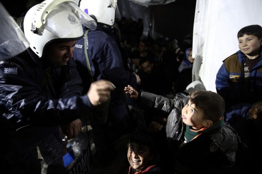 Αστυνομικός των ΜΑΤ δίνει καραμέλα σε ένα παιδί στην Ειδομένη