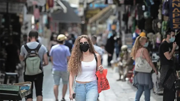 Καταργείται η μάσκα σε εξωτερικούς χώρους και η απαγόρευση κυκλοφορίας