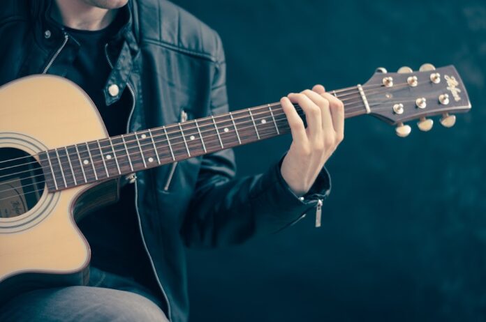 3 εύκολα τραγούδια για να μάθεις στην κιθάρα και να εντυπωσιάσεις τους φίλους σου
