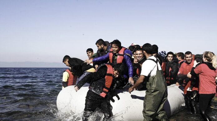 Για εκρηκτική αύξηση των μεταναστών σε Έβρο και νησιά προειδοποιεί ο Βίτσας