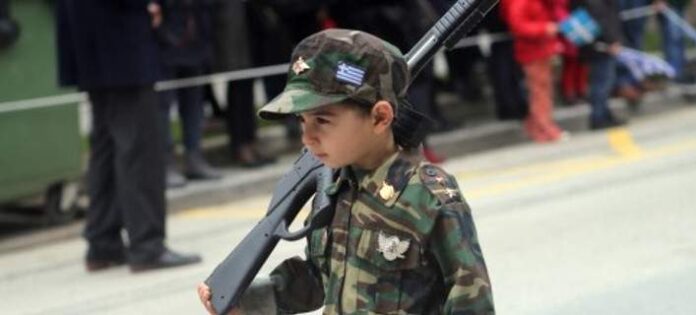 Σάλος με τον 5χρονο ντυμένο στρατιωτικά και με όπλο