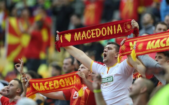 Euro 2020: Σκοπιανοι στις εξέδρες με πανό «Μακεδονία»