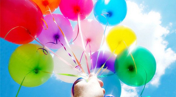 Χειροπέδες σε 19χρονη στην Ξάνθη επειδή πουλούσε μπαλόνια χωρίς άδεια!