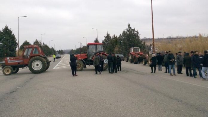 Συμβολικός αποκλεισμός - Αγρότες έκλεισαν για μια ώρα τον επαρχιακό δρόμο Ξάνθης - Κομοτηνής