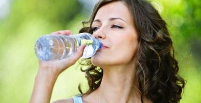 Τελικά πόσο νερό πρέπει να πίνουμε καθημερινά;