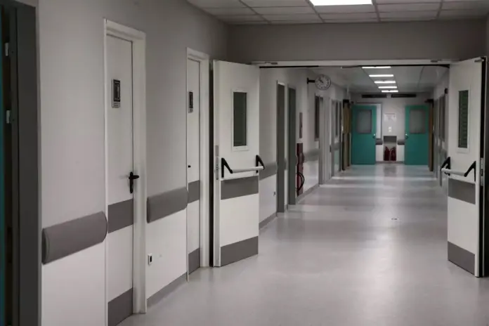 Κορονοϊός: 2.766 ασθενείς νοσηλεύονται στα νοσοκομεία – 135 στις ΜΕΘ