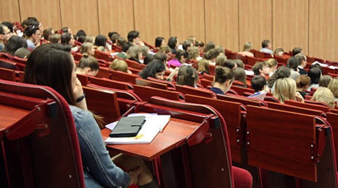 Βοήθημα έως 520 ευρώ μηνιαίως σε 2.700 φοιτητές από το υπουργείο Παιδείας