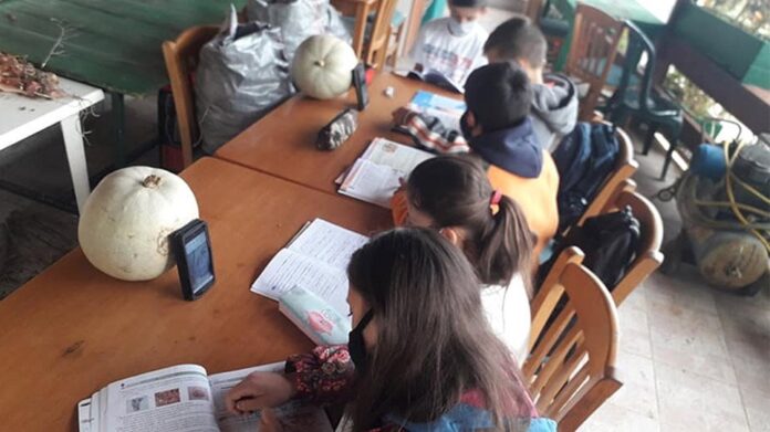 ΝΔ: Στημένη η φωτογραφία με τους μαθητές στο καφενείο
