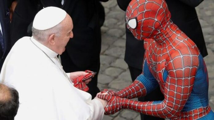 O Πάπας συνάντησε τον... Spiderman